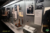 Historische Fotografien und Dokumente ergänzen die technische Geschichte der Luftschiffe (Bild: Stefan Siedler)