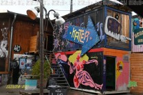 Graffiti, Holzfassaden und Kunstobjekte bestimmen das Erscheinungsbild des Quartiers. (Bild: Natalia Siedler)