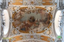 Figurenreiche Deckenfresken und Stuckrahmen prägen das Gewölbe der Klosterkirche. (Bild: Stefan Siedler)