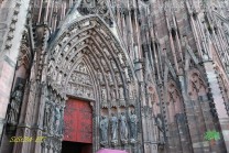 Die reich geschmückten Portale vermitteln religiöse Geschichten in Stein. (Bild: Stefan Siedler)