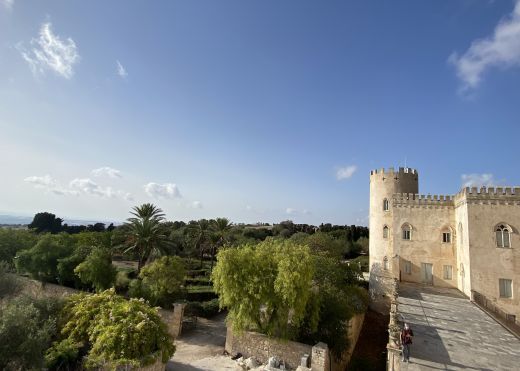 Wer Schloß Donnafugata besucht, atmet eine Atmosphäre, die nach Authentizität riecht: der Duft der Erde, die Form der Johannisbrotbäume am Horizont, das Funkeln der Kronleuchter, der Kutschen, der Spaziergänge.